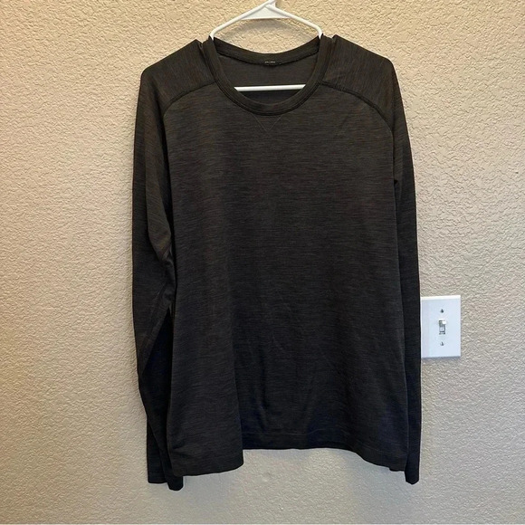 *SALE* Lululemon Gray Mens Long Sleeve Large - Picture 1 of 5